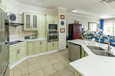 Queen Angel Suite: Kitchen area