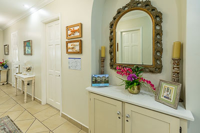 Queen Angel Suite: Entrance Hallway