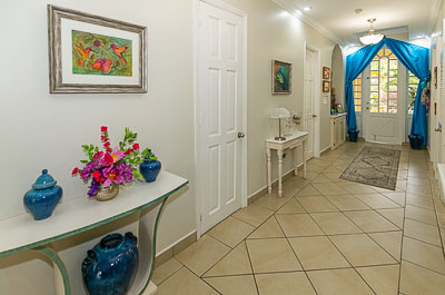 Queen Angel Suite: Entrance Hallway