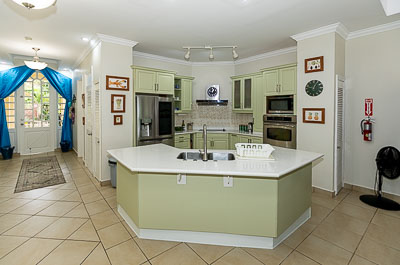 Queen Angel Suite: Kitchen area