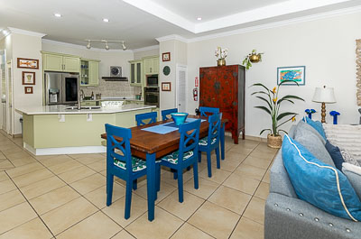 Queen Angel Suite: Dining area