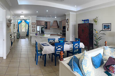 Queen Angel Suite: Dining Area