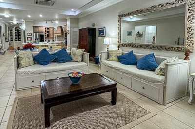 Queen Angel Suite: Living Area